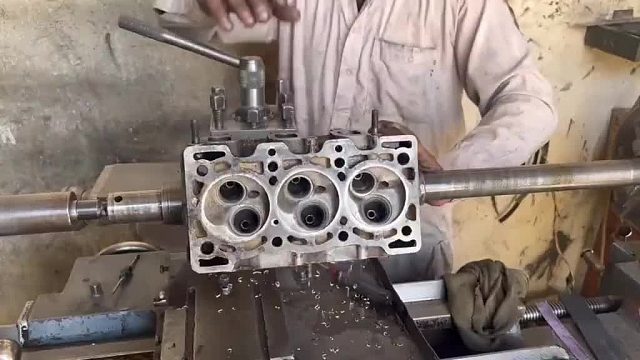 巴铁师傅对损坏的发动机缸盖进行维修全过程