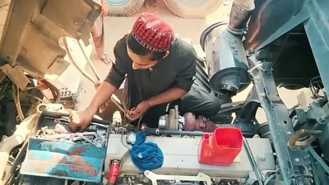 巴铁师傅维修损坏的卡车涡轮增压器全过程