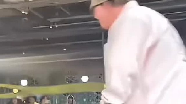我感觉左右两个摇绳的才是大神