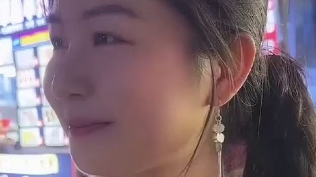 地上一张50的和一张100的。你会捡哪个？