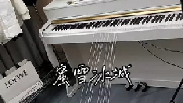 很内向 练琴只敢在被窝里练