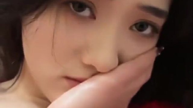 老婆嘴里起泡了我用针帮她挑了