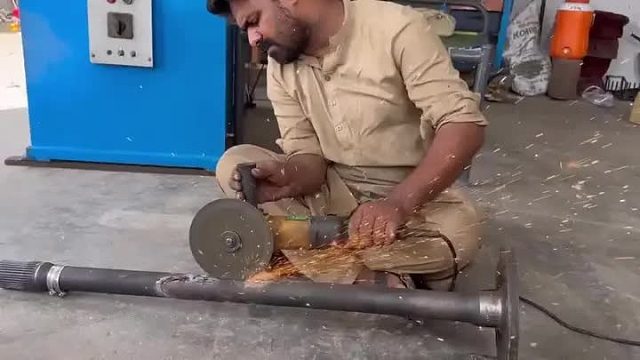 巴铁师傅修复断裂的卡车半轴全过程