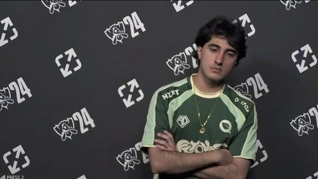 八强赛败者群访开始前，FLY AD不断沉思