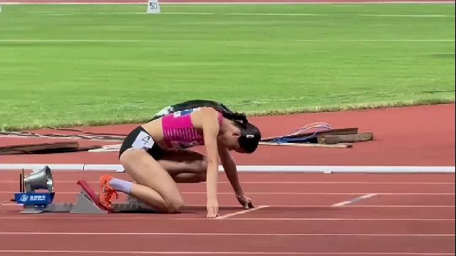 女子400米预赛莫家蝶启动时刻，此时场地另一边男子跳远决赛，韦昕宇正在进行的自己的第一跳！