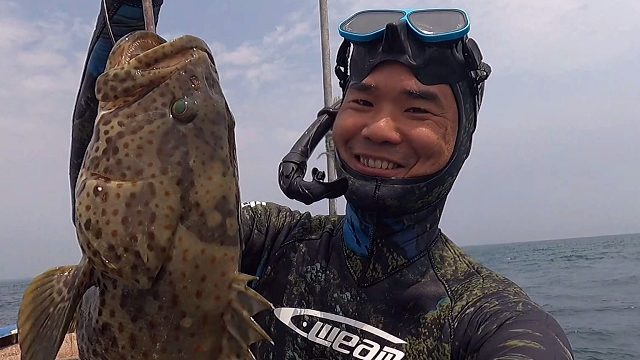 家有农庄背靠大海，潜水抓鱼搞三条红烧，捡一条死臭鱼爆炒贼下饭