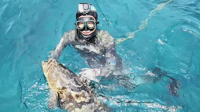 憋气行走在海底的男人，阿锋再次发现大型石斑，5800的装备抗不住