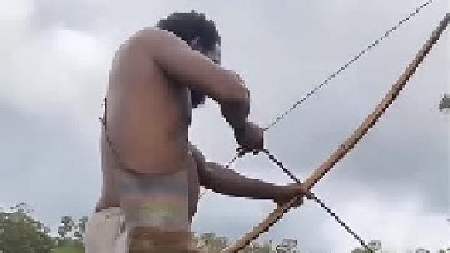 男子拉弓捕鱼