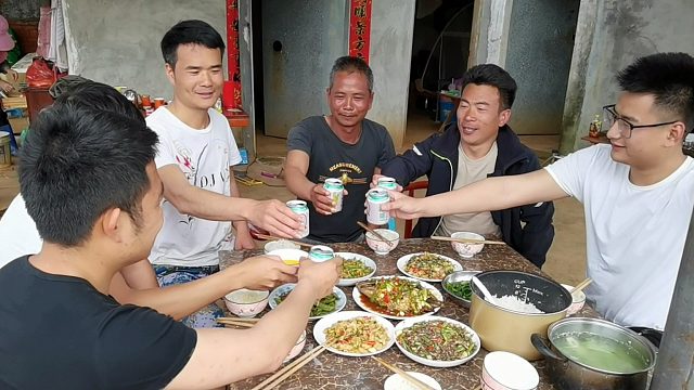 阿锋发挥探海无敌手，抓几十斤海鲜三大锅，再配5年佳酿招待网友！