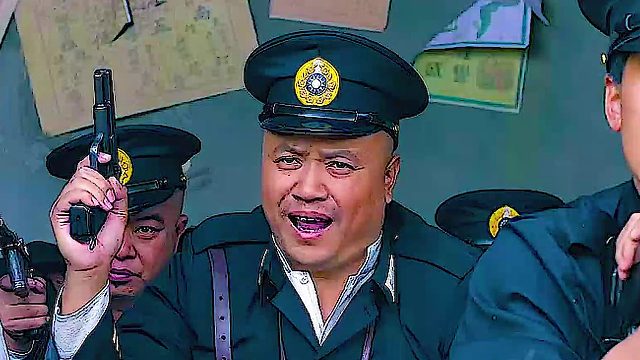 小伙奋不顾身,仅凭一己之力愣是拖住了敌人一个团