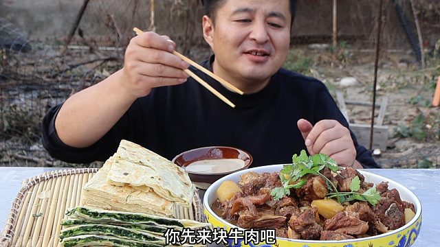 做一道土豆炖牛肉，再做个韭菜盒子，肉香软烂，美味十足，太美味