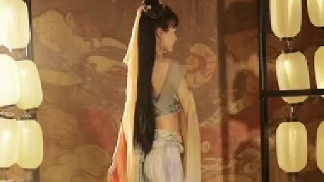 惊鸿一现伊阙间，似是飞天入梦来