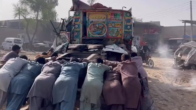 巴铁师傅修复事故卡车全过程