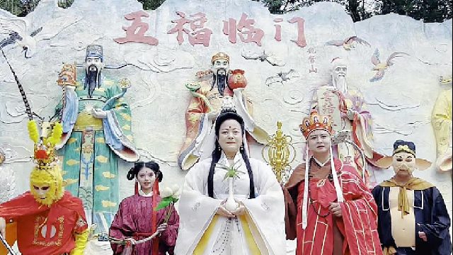 这一天，陪着家人朋友来东莞观音山登高赏景许愿，尤为重要