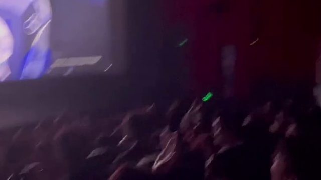 BLG拿赛点线下观赛全场欢呼