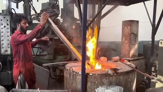 巴铁师傅利用简单的机械设备制作摩托车轮毂全过程