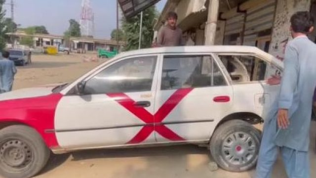 巴铁师傅将旅行车改造升级成皮卡车全过程