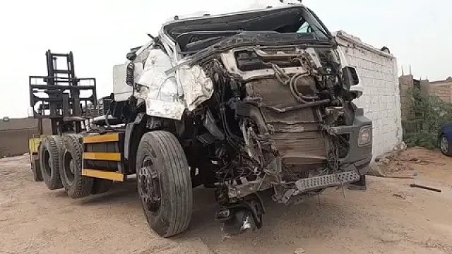 巴铁维修“小剐小蹭”的事故奔驰卡车全过程