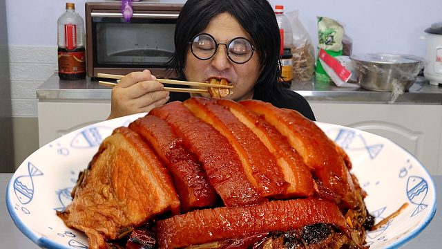 很久没吃五花肉了，今天做个“梅菜扣肉”，鲜香软糯，太正宗了