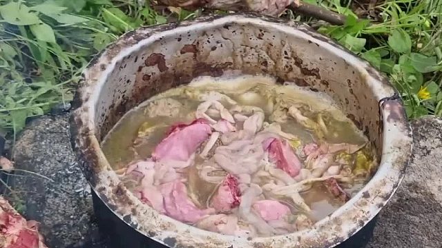 如果你的朋友喜欢吃羊肉，带他看看非洲原始部落的做法