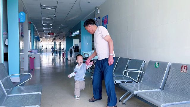 2岁孙子生病住院，爷爷来医院看望，孙子舍不得爷爷走