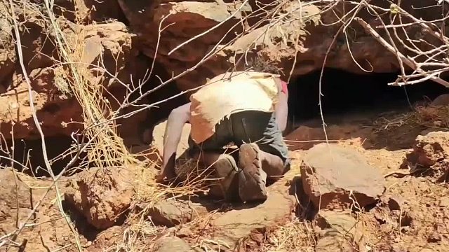 神秘洞穴，人已经爬进去3米了，到底能抓出来了什么？