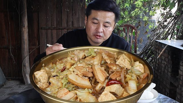 用大缸做个柴火灶，再做个农村柴火大锅菜，这一口香迷糊了