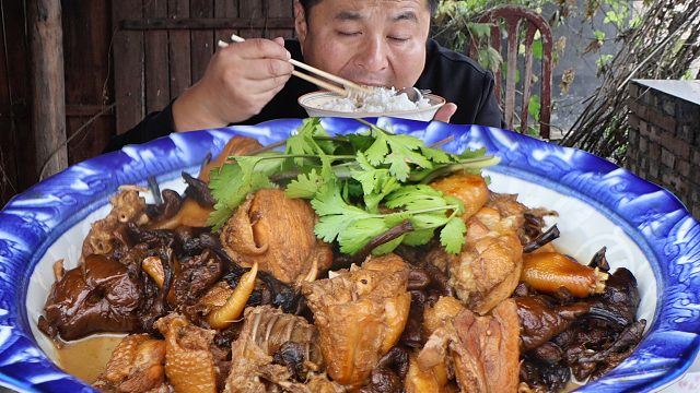 天气转冷了，“小鸡炖蘑菇”必须安排上，肉香汤美，配米饭嘎嘎香