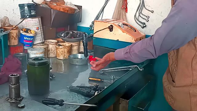 巴铁师傅维修损坏的卡车柴油大泵全过程