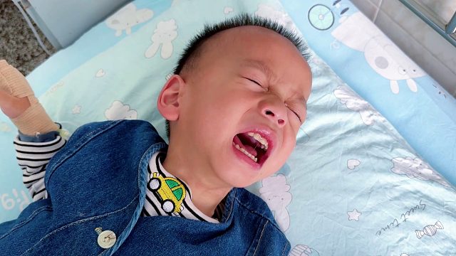 2岁宝宝生病住院，肚子疼真要命，哭得撕心裂肺