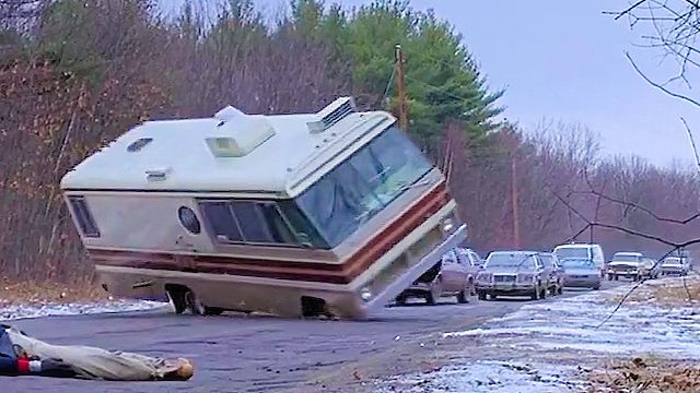 男孩为了寻求刺激，竟导致数十辆车发生严重车祸