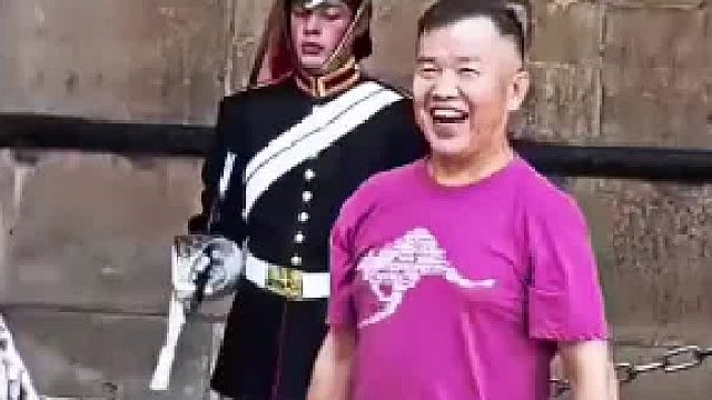 男子想和正在站岗皇家卫兵合影 怎亲卫兵得脾气不太好