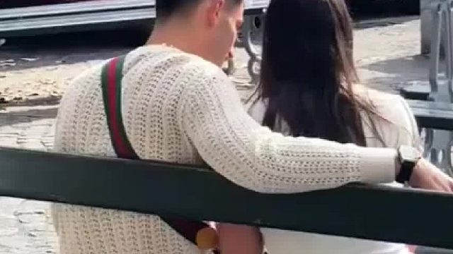 奇怪的是，我也跟着傻傻的笑了