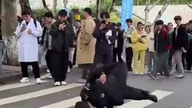 跳街舞的去当保安了啊