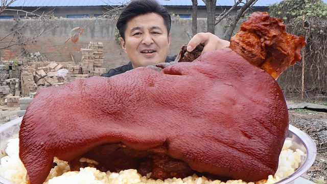 30元买个大肘子，做个“肘子盖饭”，抱着就啃，妈呀太香了