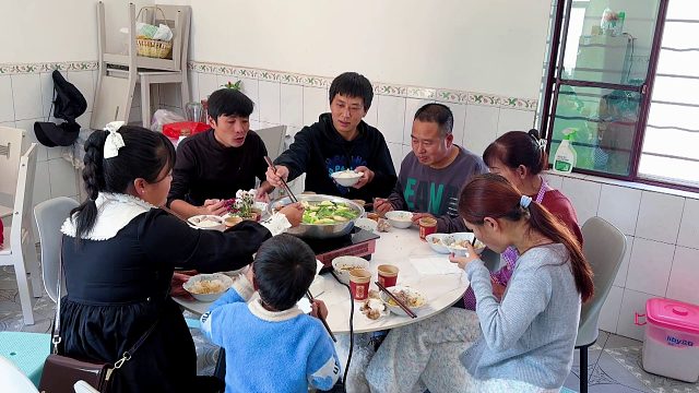 宝宝终于出院了，小姑热情款待，还是农村人实在