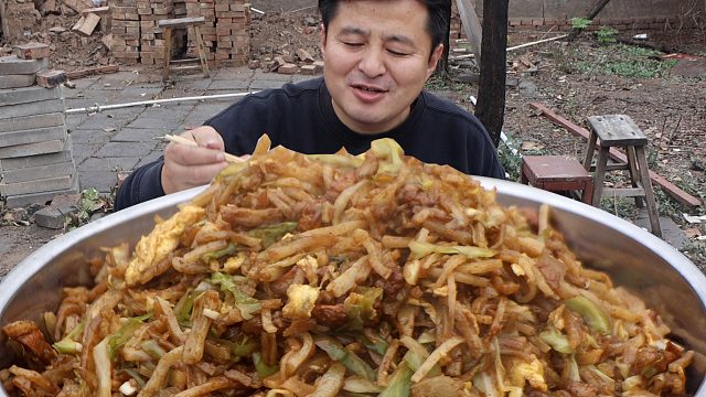 教大家做高配版焖饼，学会这一招，再也不用屈饭店了，太香了