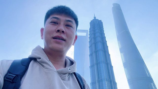 农村小伙去上海，登上中国第一高楼，被眼前的一幕震撼到