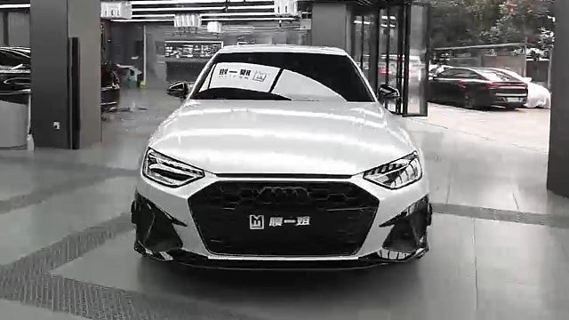 国产汽车贴膜什么品牌的好？奥迪A4L改色七彩镭射白