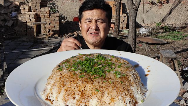 天冷了炼了10斤猪油，做个猪油拌饭，一口下去忒香了，美味极了