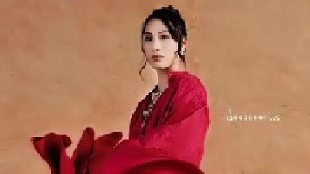 郑钦文东方红造型太美了！唯一的中国选手站居C位！