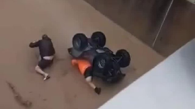 这是怕车脏要背着过去吗