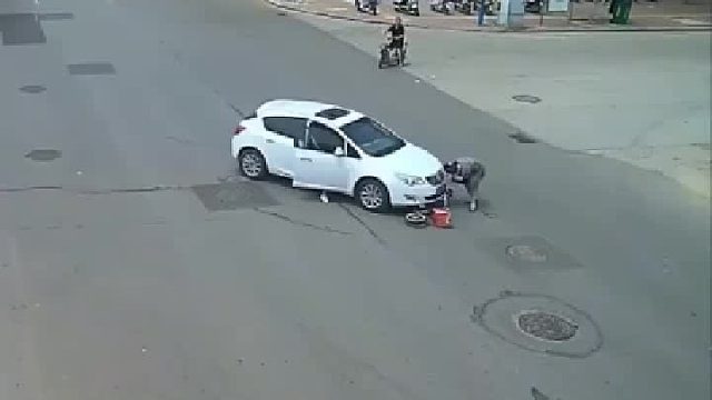 女司机太狠了，用脚刹刹车