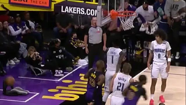 40岁詹姆斯老吗，还能再贡献一记暴扣