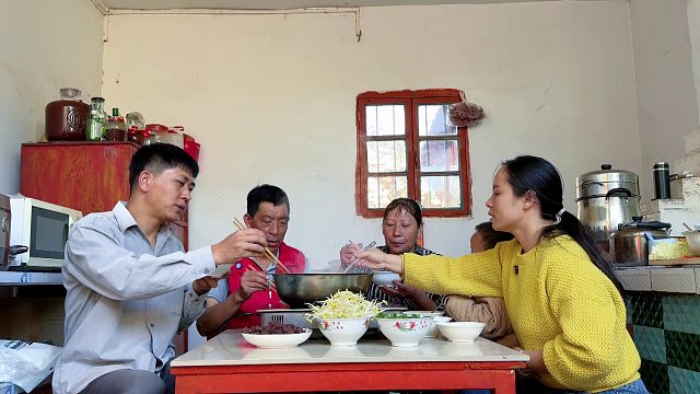 公公婆婆打工回来，下地干活又累又饿，看看儿媳如何待他们