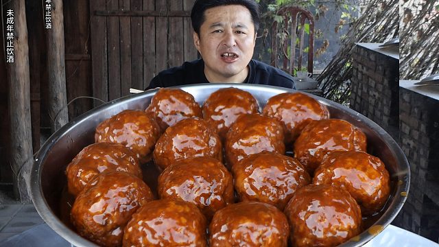 山东传统美食红烧狮子头，入口软糯，鲜嫩可口，妈呀太香了