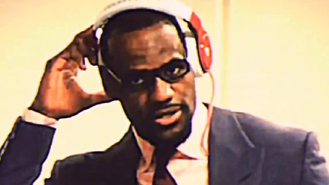 不抽烟 不喝酒 不和女生并排走 开口唐诗三百首 更没摸过女孩手.