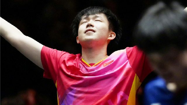 王者归来！王楚钦夺WTT总决赛三连冠，张开双臂庆祝加拥抱王皓