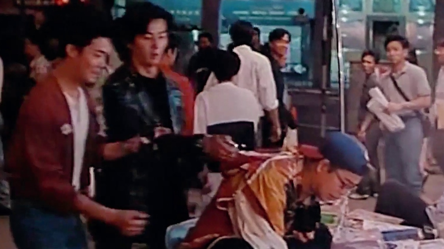 古惑仔中最大的恶人乌鸦登场，与洪兴争夺拍卖品造就掀桌名场面