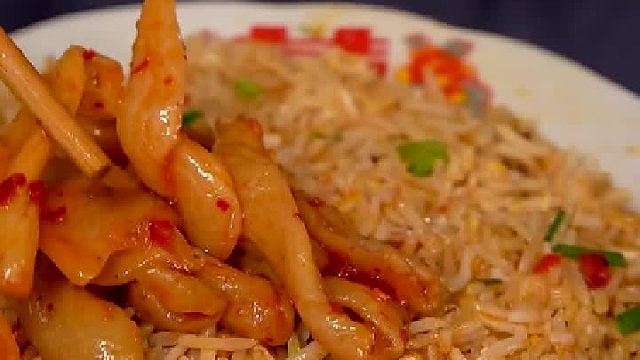 没想到炒饭下面竟然还藏了大货。